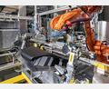 Archivbild: H. Zdera/im Auftrag der BMW Group
Das BMW-Werk in Wackersdorf stellt unter anderem Cockpits her.