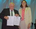 Bild: Richard Braun
Bürgermeisterin Katharina Haas überreicht Johann Wilhelm die Urkunden zur Ernennung zum Altbürgermeister und Ehrenbürger der Gemeinde Guteneck