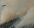 Bild: Rudi Wilhelm
Ein Hubschrauber fliegt über den Johannisberg in Freudenberg. Dicke Rauchschwaden zeugen am Freitagabend von einem ausufernden Waldbrand. Die Menschen sind aufgerufen, Fenster und Türen geschlossen zu halten.