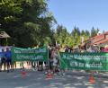 Bild: lue
Rund 50 Teilnehmer demonstrierten während des Richtfests für das neue Walderlebniszentrum in Mehlmeisel gegen angeblich geplante Windkraftanlagen auf dem Gemeindegebiet Immenreuth.