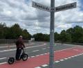 Bild: Gabi Schönberger
Fahrradfahrer und E-Scooter-Fahrer, die auf der Peuerlstraße im Übergang zur Mooslohstraße stadtauswärts unterwegs sind, müssen diesen roten Fahrstreifen benutzen. Von rechts kommende Autofahrer müssen hier anhalten.