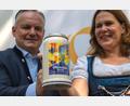 Bild: Peter Kneffel/dpa
Scharpf, neuer Bierkrug und Dietl.