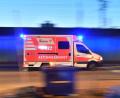 Bild: Boris Roessler/dpa
Sanitäter reanimieren den Motorradfahrer und bringen ihn in eine Klinik. (Symbolbild)