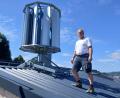 Bild: szl
Seit elf Jahren hat Elektromeister Thomas Philipp eine Windturbine auf dem Dach des alten Schulhauses in Pullenreuth.