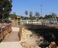 Bild: Michael Rabenhofer
Der barrierefreie Steg samt Mehrgenerationenspielplatz und Kneippbecken wurden nun vom Marktgemeinderat nachträglich abgenommen. Der verwirklichte Paddelcourt (rechts im Bild) ist ein Highlight auf dem Gelände des 1. FC Rieden.
