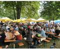 Bild: Marianne Moosburger
Unter schattigen Bäumen kann man es gut aushalten. Der weltliche Teil gehört auch zum Frohnbergfest in Hahnbach dazu.