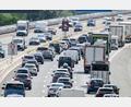 Bild: Pia Bayer/dpa
Besonders zu Beginn der Sommerferien ist die Staugefahr auf bayerischen Autobahnen groß. (Archivbild)
