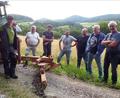 Bild: Josef Piehler
Michael Bartl erläuterte den Versammlungsteilnehmern die Funktion des Wegepflegegeräts.