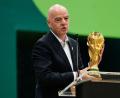 Bild: Tony Gutierrez/AP/dpa
Spielen 2030 noch mehr Teams bei der Endrunde um den WM-Pokal? (Archivbild)