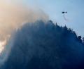 Bild: Uwe Lein/dpa
Die Feuerwehr versucht den Brand auch mit Löschhubschraubern zu bekämpfen.