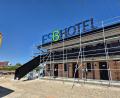 Bild: Lowak
Im Gewerbepark Neuhaus wird ein neues Hotel gebaut. Es liegt direkt an der A 93 und unter dem Ostbayernring.