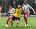 Bild: Hannah Dirscherl
Ambergs Spielertrainer Friedrich Lieder (Mitte) im Zweikampf mit Josef Fenzl (links) und Maximilian Bauer vom SC Luhe-Wildenau.