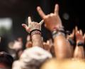 Bild: Frank Molter/dpa
Zuschauer feiern beim Konzert der Band H-Blockx.