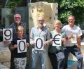 Foto: Christian Schafbauer
Spendenübergabe zugunsten der Jura-Werkstätten: Von links: Gerhard Legat, Irmgard Stadler, Andreas Dörfler, Anita Kinscher und Bernhard Albrecht, Geschäftsführer der Jura-Werkstätten Amberg-Sulzbach, bei der Übergabe der Spendensumme von 900 Euro aus dem Gedenkkonzert „Sam's Minds“ zu Ehren des verstorbenen Musikers und Künstlers Hermann „Sam“ Stadler.
