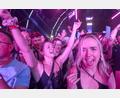 Bild: Thomas Frey/dpa
Zehntausende Raver feiern beim Nature One Festival.