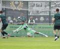 Bild: Hubert Ziegler
Das war das Tor zum 1:1-Ausgleich für Hof, unhaltbar für Torhüter Christopher Sommerer von der DJK Ammerthal.