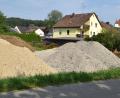 Bild: Norbert Weis
Auf dem Grundstück, zwischen der Geschäftsstelle der VR-Bank Amberg-Sulzbach und dem Anwesen Schötz, wird direkt an der Ortsdurchfahrtsstraße die neue Arztpraxis gebaut.
