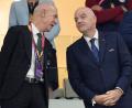 Bild: Martin Meissner/AP/dpa
Bernd Neuendorf (l) ist mehr gut auf Gianni Infantino zu sprechen. (Archivbild)