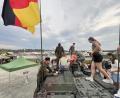 Bild: Gerald Morgenstern
Ob die Damen wohl künftig auch eine Karriere bei der Bundeswehr starten? Die Soldaten der Pfreimder Panzertruppen informierten über den Leopard-Panzer.