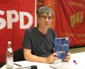 Bild: Rudolf Hirsch  
Der Chamer Journalist und Buchautor Thomas Muggenthaler erinnerte bei einer Gedenkfeier der Schwandorfer SPD an ostbayerische Widerstandskämpfer gegen den Nationalsozialismus.
