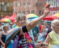 Bild: Marina Gube
Beim Christopher Street Day am Samstagnachmittag wurde in Amberg ausgelassen gefeiert.