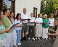 Bild: Konrad Rosner
Der Chor der Kulturfabrik Mitterteich unter der Leitung von Cindy Maier (rechts) war bei der Serenade der evangelischen Kirche dabei.