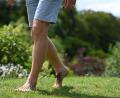 Bild: Lars Penning/dpa
Wer im Sommer barfuß über eine Wiese geht, könnte später einen Juckreiz am Körper spüren. (Symbolbild)