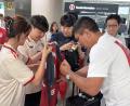 Bild: Christian Kunz/dpa
Der frühere Bayern-Profi Giovane Elber gibt Autogramme am Flughafen.