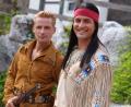 Bild: Marcus Brandt/dpa
Winnetou und Old Shatterhand, gespielt von Alexander Klaws (r) und Bastian Semm (l), haben in diesem Sommer bereits mehr als 200.000 Zuschauer zu den Karl-May-Spielen nach Bad Segeberg gelockt. (Archivbild)