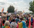 Bild: Marina Gube
Die Regenbogenfarben waren gefühlt überall: ob auf Fahnen, Regenschirmen oder Fächern.