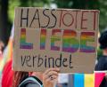 Bild: Marina Gube
Eines der vielen selbstgebastelten Schilder beim CSD Amberg 2026.