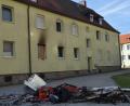 Bild: Elisabeth Dobmayer
Am Morgen danach deuten die rußgeschwärzte Außenwand und zerstörtes Interieur auf den nächtlichen Brand in dem Mehrfamilienhaus hin.