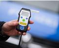 Bild: Julian Stratenschulte/dpa
Der Lastwagenfahrer unterzog sich einem Atemalkoholtest. Ergebnis: über drei Promille. (Symbolbild)