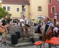 Bild: Martina Witt
Für beste Unterhaltung sorgten die Musiker "Mir 3 und Du", die mit ihren Instrumenten von Tisch zu Tisch marschierten.