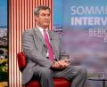 Bild: Fabian Sommer/dpa
Hohe Spritpreise drücken das Gemüt der Autofahrer in Deutschland auch in den Sommerferien. CSU-Chef Söder hat aber auch keine kurzfristige Lösung parat.