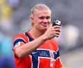 Bild: Tom Weller/dpa
Eine erfolgreiche Kombination: Stürmerstar Haaland und sein Handy im Selfie-Modus. (Archivbild)