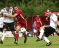 Bild: Hans Mark
Der Etzenrichter Spielertrainer Andreas Wendl (Zweiter von rechts) klärt eine brenzlige Situation: Der Landesligaabsteiger SV Etzenricht nahm auch die Hürde bei der SpVgg Pfreimd und siegte mit 2:0.