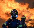 Bild: Michael Varaklas/AP/dpa
Ein Feuerwehrmann steht vor den lodernden Flammen nordwestlich von Athen.