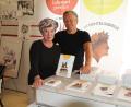 Bild: Konrad Rosner
Susanne Neumann und Buchautor Oliver van Essenberg waren die Organisatoren des Zweiten Kunst- und Genussmarktes im Badehaus Maiersreuth.