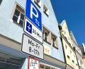 Bild: Gabi Schönberger
Parken in Neustadt/WN am Stadtplatz ist aktuell für 30 Minuten kostenfrei möglich. Würde es jetzt schon Geld kosten, könnte es zur Verkehrsberuhigung beitragen, meint der Kommentator.