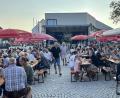 Bild: Martin Gollwitzer
Gut gefüllte Bierbänke und prächtige Stimmung beim Bürgerfest Weiherhammer am Sonntagabend vor dem Rathaus.