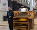 Bild: Paul Zrenner
Professor Günther Kaunzinger beim Schlussapplaus nach seinem Orgelkonzert in der Basilika Waldsassen.