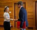 Bild: Uncredited/Myanmar President Office via AP/dpa
Wo das Treffen Suu Kyis mit Arnaud de Baecque stattfand, blieb unklar.