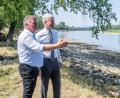 Bild: Armin Weigel/dpa
Der neue Bundesverkehrsminister Steffen Bilger (r, CSU) und sein bayerischer Amtskollege Christian Bernreiter (CSU) sehen im Donauausbau eine wichtige Maßnahme zur Verbesserung der Güterschifffahrt bei Niedrigwasser.
