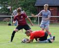 Bild: Rudi Gebert
Der TSV Waldershof unterlag am Sonntag dem VfB Arzberg mit 0:1. In dieser Szene kommt Philipp Bertsch (rechts) gegen VfB-Torwart Jan Altrock und Verteidiger Florian Graf zu spät.