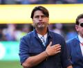 Bild: Ted S. Warren/AP/dpa
Hand aufs Herz: Mauricio Pochettino bleibt Auswahlcoach der US-Fußballer. (Archivbild)
