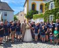 Bild: Korbinian Kurz
Die Wasserwacht-Ortsgruppe Schwarzenfeld gratulierte ihren Aktiven Marina und Stefan Obermeier zur Hochzeit.