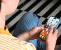 Bild: Elisa Schu/dpa
Manche Kinder haben ihren ersten Account in sozialen Medien schon mit zehn oder elf Jahren. (Archivbild)