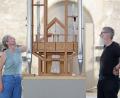 Bild: Matthias Bein/dpa
Rainer Neugebauer und Anneli Borgmann, Vorsitzende des Kuratoriums, schauen sich zusammen die Orgel an.