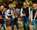 Bild: Lena Kiener
Das Krainer-Quartett Merlin mit (von links) Norbert Ritzer, Merlin Ritzer, Lukas Brendel und Marcel Failner sorgt in der „Almhüttn“ in Weiden für einen stimmungsvollen Abend mit Oberkrainerklängen.